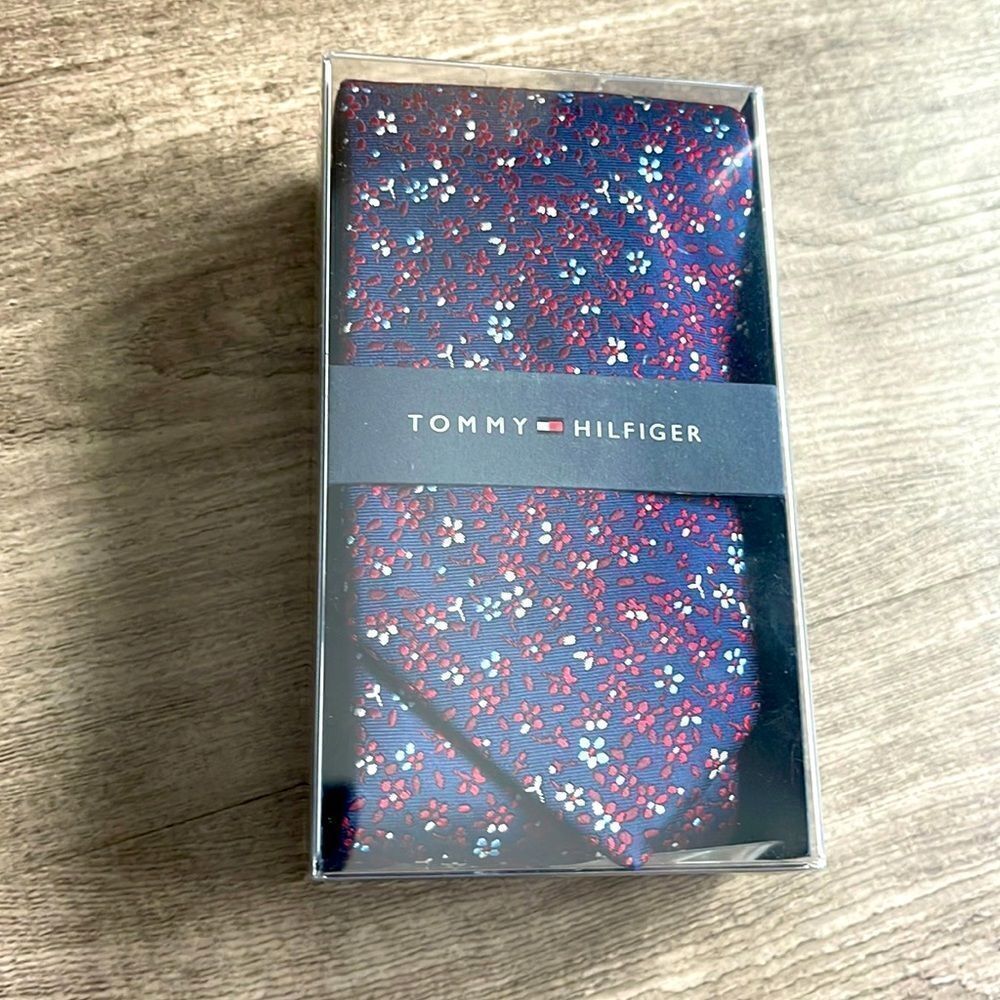 Tommy Hilfiger Flower Tie . NEW